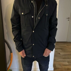 J.Lindberg jacka - Perfekt jacka inför kyligare tider som väntas | skick 9/10 (som ny) | pris går att diskutera!👌🏼köparen får med en tröja från j Lindberg me🤩