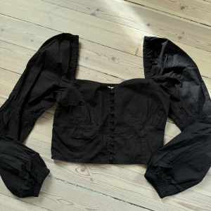 Långärmad tröja  - Svart långärmad tröja från Nelly, storlek xs. Mycket bra skick.