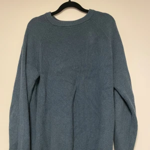 Stickad tröja  - Säljer min snygga blåa stickade tröja från hm! 