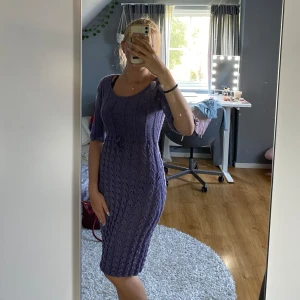 Stickad klänning  - Handgjord stickadklänning. oanvänd Justerbar i midjan och armarna!  