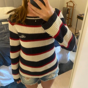 Stickad tröja - Jättefin tröja från sebago köpt second hand. Har tyvärr hål i ena armen se bild därav priset💗 Strl XS