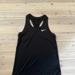 Träningströja - Tidlöst träningslinne från Nike. Använd endast ett fåtal gånger. 