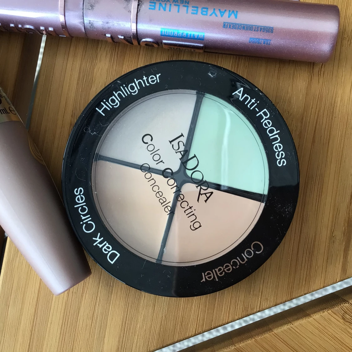 Color correcting consealer ISA DORAđđ«¶đŒđ»đđ