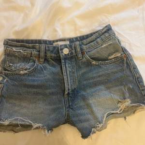 Zara jeans shorts Jötte snygga säljer då jag har många liknade köpte i sommar använt Max 2 gånger kan diskuteras pris vid snabb affär 