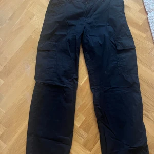 Svarta cargobyxor - Cargobyxor från lager 157. Använda ett fåtal gånger. Fint skick!