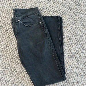 Dondup jeans - ett par dondup jeans i strlk W33 och är i nyskick, är i slimfit och passar dig bäst som är kring 180cm lång! hör av er vid intresse!🤝🏽