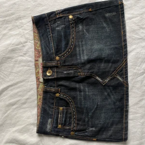 Jeanskjol - Jeanskjol med coola detaljer i storlek 38! Skriv privat för frågor eller mått! 😇❤️