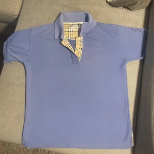 Burberry piké - Min pappas gamla burberry piké säljer den pga den är för liten för mig. Varan är helt felfri bortsett från den lilla fläcken på sista bilden. Jag är 186 så den sitter nog bra på dig som är mellan 175-180. Möts upp i Stockholm 