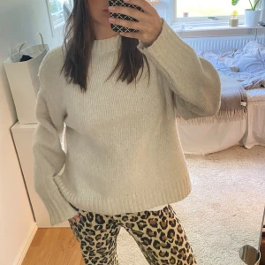 Stickad tröja - Beige/cremevit stickad tröja med ull i