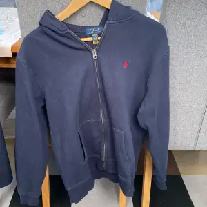 Säljer nu min marin blåa Ralph Lauren zip hoodie pga den är för liten för mig, storlek 18-20 (S/XS) Ingen täcken på användning och skulle säga att skicket är 8/10. Nypris ca 1200 mitt pris 850