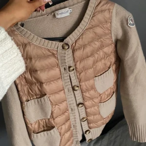Moncler cardigan  - Super söt och fin Moncler cardigan köpte på plick för 4000! Har ett litet hål vid taggen! Storlek S men sitter mer som en XS!!
