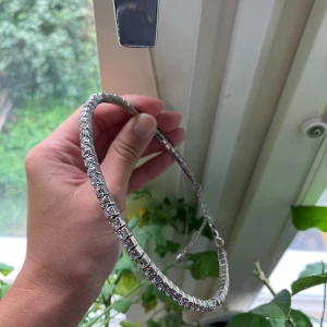 Halsband/choker - Festligt halsband med massor av stenar runt, perfekt till finsittning, fest, nyår, bal mm