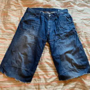 ett par avklippta shorts/jeans