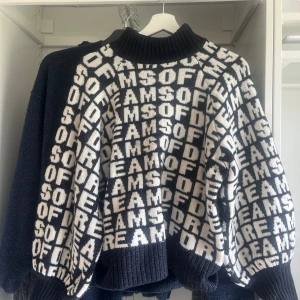 Stickad  - Marinblå vit tröja😍