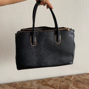 Väska  - Snygg väska perfekt för jobb och studier från h&m 