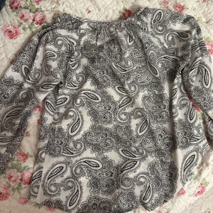 Mönstrad blus  - Mönstrad, svart och vit, mysig blus i bra skick som passar till alla tillfällen. 