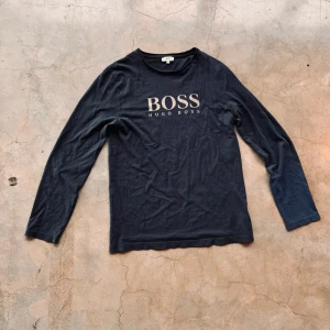 Hugo boss tröja  - En det och äkta Hugo boss tröja!🤑🤩 Den är i mycket bra skick!👍🎉🎉Passar XS! Nypriset på denna snygga tröja är runt 1000kr🤩🥳 Trots det säljer jag den för 250kr🤑 Vid fundering om priset eller om du vill ha fler bilder så är det bara att kontakta mig🤑💸🎉🥳