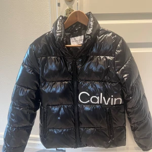 Calvin Klein jeans vinterjacka  - Använd en vinter i väldigt bra skick, som ny!  Inköpspris 2500kr.  Frakt ingår i priset och priset kan även diskuteras 
