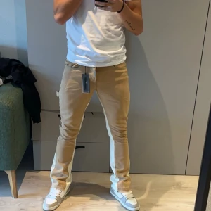 Flared jeans - Säljer dessa flared jeans från lorenzo veratti! Bara testade, säljer för de var för tajta runt midjan. Är 179 och längden är bra, man kan vara några cm kortare också. Men bör väga runt 70kg eller mindre. Kostar 450 med frakt på hemsidan,med deras rea