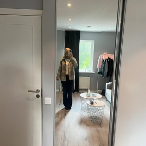 Kappa - Jag säljer min höstiga kappa, pågrund av att jag köpte en annan istället. Använd cirka 3 gånger och har kvar alla extra knappar. Även har den ett midjeband som man kan knyta. Köpt för 600kr! Priset kan diskuteras och av er om mer bilder önskas!(: