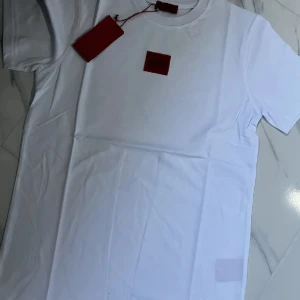 Hugo boss T-shirt  - Hugo boss T-shirt till salu finns olika storlekar QR kod finns 