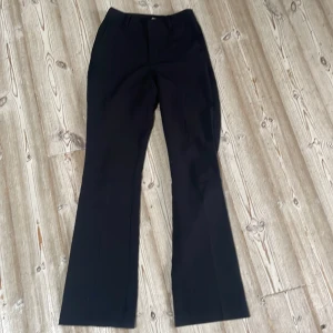 Kostymbyxor - Jag säljer dessa kostymbyxor från Bikbok! I storlek 34 och perfekt för tjejer i min längd (167-173) byxorna är helt i nyskick!