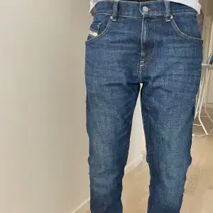 Mörkblå diesel jeans! Dem är knappast använda och är i mycket bra skick! Dem är slimfit. Nypris 1800kr. Hör av er vid frågor!