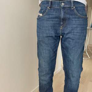 Mörkblå diesel jeans! Dem är knappast använda och är i mycket bra skick! Dem är slimfit. Nypris 1800kr. Hör av er vid frågor!