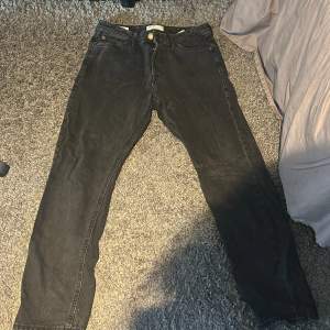 Säljer mina Jack and Jones jeans som är i bra skick. Fåtal använd och storlek 30 32. Hör av er via dm om frågor!📱