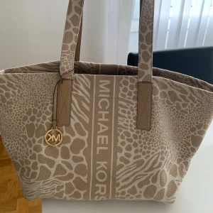 Michael kors väska - Säljer min MK väska, knappt använd o jättefint skick. 400kr nypriset låg på ca 1000kr