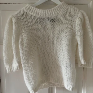 Stickad trekvarts tröja  - Supersöt stickad tröja från Vero Moda. Fint skick och den är aldrig använd.