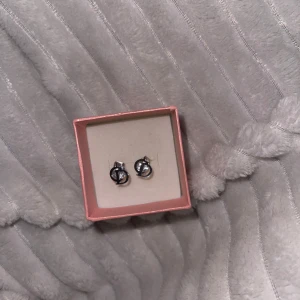 Christian Dior örhängen - Ett par Dior örhängen som jag fick i present för jätte länge sen. Använt ett par gånger. Örhängen har en diamant bakom CD märket. Kunde ej hitta boxen. HALSBANDET FINNS!