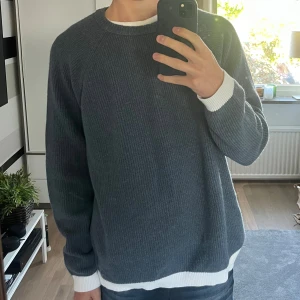 Maison Margiela sweatshirt - Tjena, säljer nu min Maison margiela sweatshirt. Då jag anser att den är för stor för mig. Kan ej garantera äkthet därav priset, materialet är väldigt tjockt och tröjan är lite oversize. Skön tröja att ha nu till höst/vinter som närmar sig. Mvh Emrik