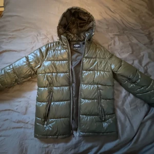 Guess jacka - En guessjacka som jag väkst ur. Använd ett fåtal gånger och i nytt skick, köpt i USA förra hösten.Frågor så är de bara att skriva, mvh Albin 