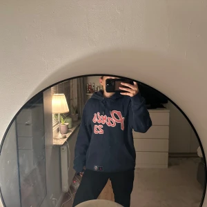 PSG hoodie - Superskön PSG hoodie. Använd ett fåtal gånger. Passar både killar och tjejer. Priset går alltid att diskutera och vid frågor så är det bara att höra av sig☺️