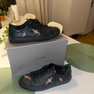 Axel arigato skor  - Ett par Axel arigato skor i storlek 45, skit snygga🤩 säljer pga att jag har för många skor. Våga ställa frågor och PRISET ÄR INTE HUGGET I STEN!