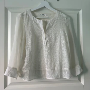 Vit blus med broderi  - Super fin vit blus med textur, den har en trasig knäppning (se bild) men jag tycker inte det gör något då jag själv tycker den är snyggare med den översta knappen öppen. 💕💕