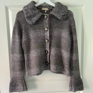 Stickad mönstrad kofta - Stickad randig kofta, stickad kofta med knappar och krage