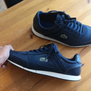 Lacoste skor - Lacoste skor. Använda 3 gånger. Skick är 10/10 i Princip helt nya. Nypris 950 kr