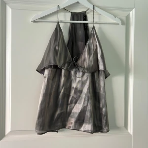 Silverfärgad topp - Silver topp eller grå topp med rosett och volang