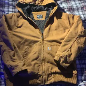 Carhartt jacka i fint skick utan några riktiga deffekter. 