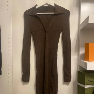 Brun stickad klänning - Säljer denna bruna stickade klänning med knappar, använd 1 gång