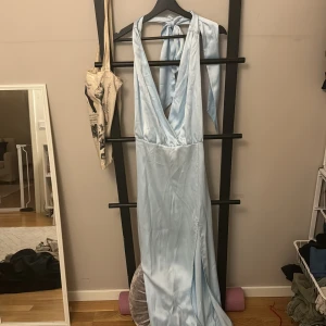Light blue satin V-neck maxi dress with low back - •Size 38 • Used once  • Bought for 650kr • Normal in size