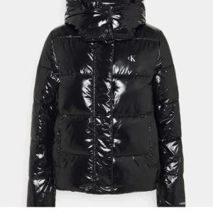 Calvin klain jacka  - Jätte fin Calvin klain vinter jacka, köptes på plick och har använt den ett fåtal gånger. Lånade bilder, skriv om ni vill ha fler bilder. Liten i storleken och kan även mötas upp i Stockholm💛 snabb affär kan gå ner i pris