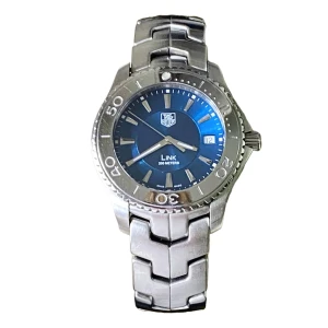 TAG Heuer Link Quartz 38Ø WJ1112.BA0570 - Tag Heuer link klocka i utmärkt skick som fungerar helt felfritt. Klockan har inga djupare repor endast små hårstrås tunna repor på länkar och boett. Kristallen är intakt och som ny.   Ytter och inner box medföljer klockan vid sidan av en garantibok.