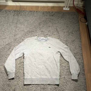 Lacoste crewneck - 9/10 skick    Pris kan diskuteras 
