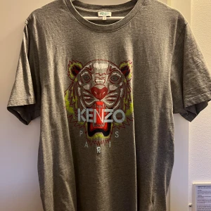 Kenzo T-Shirt - Säljer en kenzo T-shirt som endast är använd 3-4 gånger. Storlek large och självklart äkta. Mvh