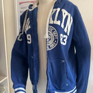 Cool vintage college tröja!  - En snygg vintage college tröja💙 Använd en del när jag var yngre men idag så ligger den tyvärr bara i min garderob🫶 Det står att det är en storlek ”L” men den är inte Oversized så om du är en storlek S/M och vill ha den lite större så är den perfekt🥰