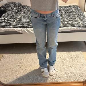 lågmidjade jeans ifrån gina tricot