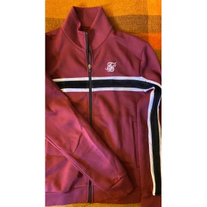 Zip Tröja / Sweatshirt - Siksilk - Storlek S, passar S och M  Skick 9/10  Riktigt skön och stilren tröja i otroligt bra material.  Har uppskattats mycket